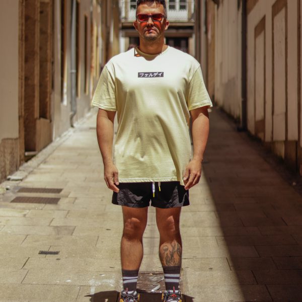 Look-bañador y camiseta por delante