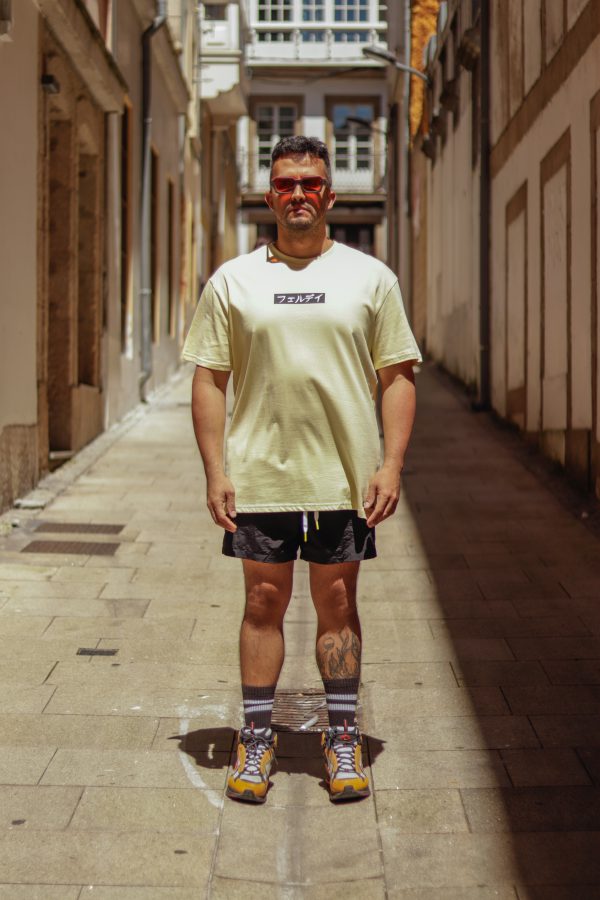 Look-bañador y camiseta por delante