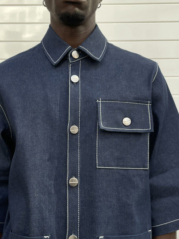 detalle del bolsillo de la sobrecamisa manga corta denim detalle del bolsillo de la sobrecamisa manga corta denim de ferdy ferdystreetwear