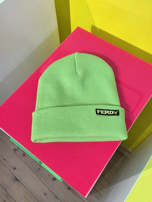 gorro básico con doblez color verde sobre telas de colores de Ferdy ferdystreetwearwear gorro básico con doblez color verde de Ferdy ferdystreetwear