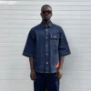 modelo muestra frente de la sobrecamisa manga corta denim de ferdy ferdystreetwear