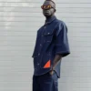 modelo muestra lateral de la sobrecamisa manga corta denim de ferdy ferdystreetwear