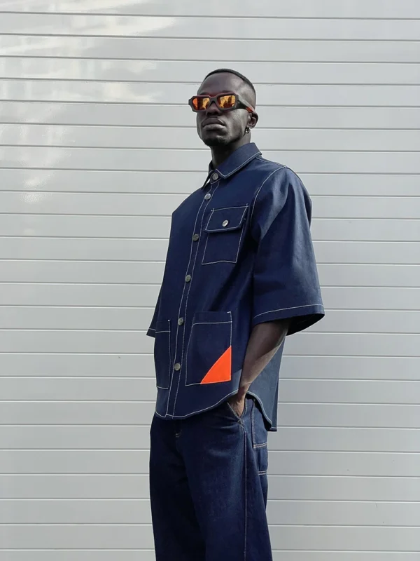 modelo muestra lateral de la sobrecamisa manga corta denim de ferdy ferdystreetwearerdystreetwear modelo muestra lateral de la sobrecamisa manga corta denim de ferdy ferdystreetwear