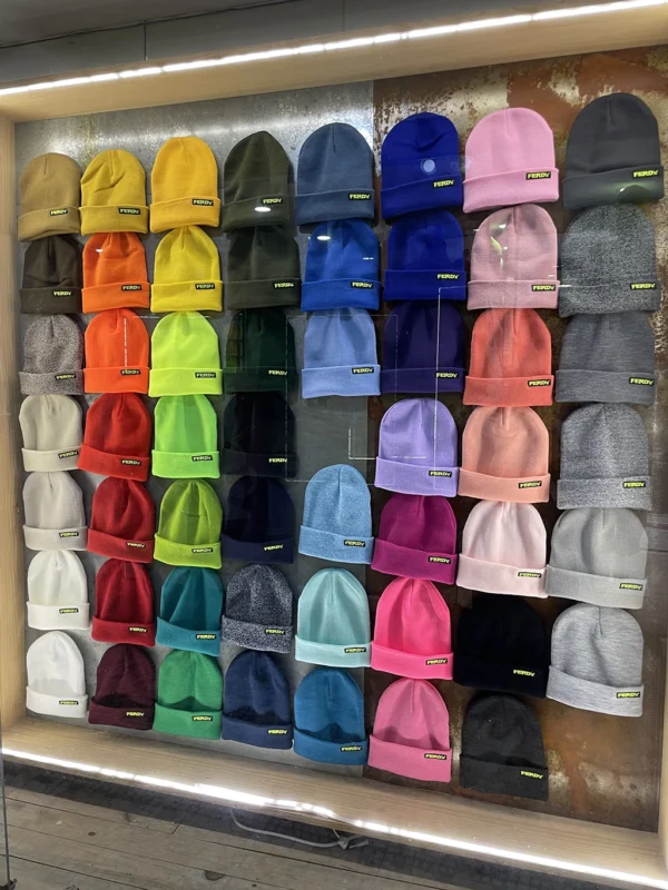 selección de colores de los gorros básicos con doblez de Ferdy ferdystreetwear selección de colores de los gorros básicos con doblez de Ferdy ferdystreetwear