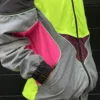 detalle de los bolsillos de la chaqueta vórtice multicolor neón de ferdy ferdystreetwear