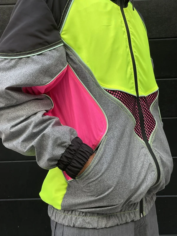 detalle de los bolsillos de la chaqueta vórtice multicolor neón detalle de los bolsillos de la chaqueta vórtice multicolor neón de ferdy ferdystreetwear