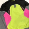 detalle de la espalda de la chaqueta vórtice multicolor neón de ferdy ferdystreetwear