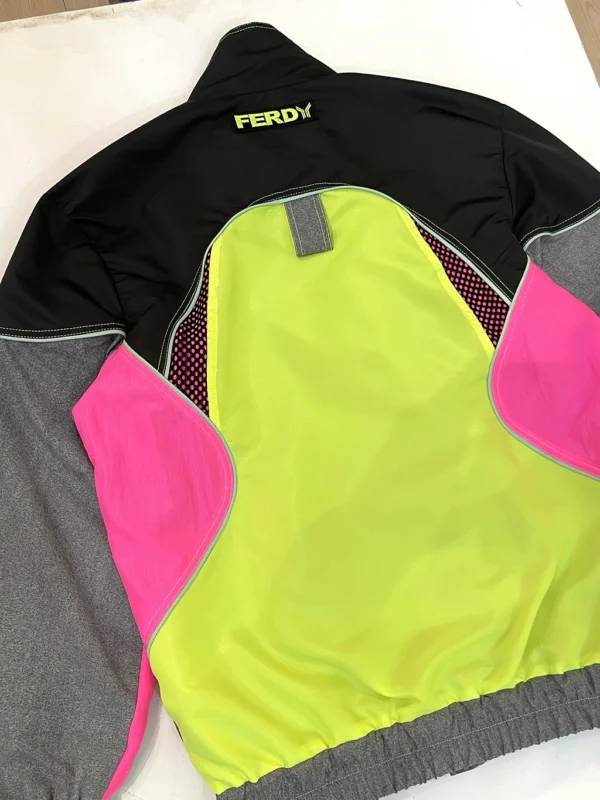 detalle de la espalda de la chaqueta vórtice multicolor neón detalle de la espalda de la chaqueta vórtice multicolor neón de ferdy ferdystreetwear