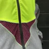 detalle del frente de la chaqueta vórtice multicolor neón de ferdy ferdystreetwear