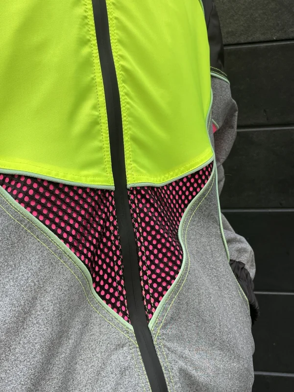 detalle del frente de la chaqueta vórtice multicolor neón detalle del frente de la chaqueta vórtice multicolor neón de ferdy ferdystreetwear