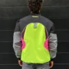 modelo muestra espalda de la chaqueta vórtice multicolor neón de ferdy ferdystreetwear