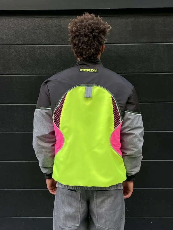 modelo muestra espalda de la chaqueta vórtice multicolor neón modelo muestra espalda de la chaqueta vórtice multicolor neón de ferdy ferdystreetwear