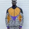 modelo muestra frente de la chaqueta vórtice denim guepardo de ferdy ferdystreetwear