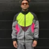 modelo muestra frente de la chaqueta vórtice multicolor neón de ferdy ferdystreetwear