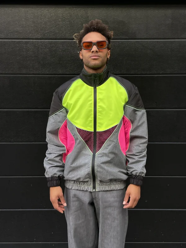 modelo muestra frente de la chaqueta vórtice multicolor neón modelo muestra frente de la chaqueta vórtice multicolor neón de ferdy ferdystreetwear
