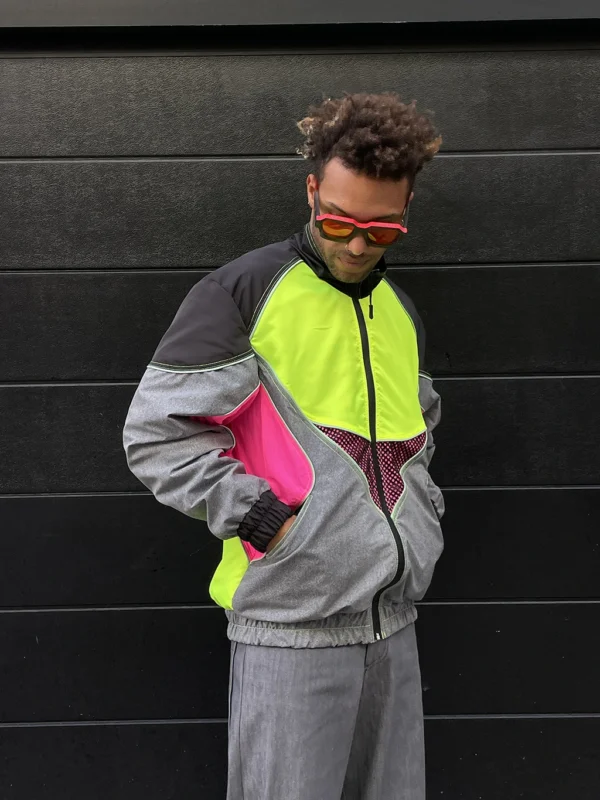 modelo muestra lateral de la chaqueta vórtice multicolor neón modelo muestra lateral de la chaqueta vórtice multicolor neón de ferdy ferdystreetwear