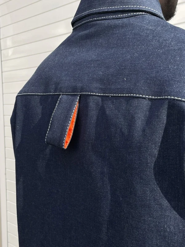 detalle de la espalda de la sobrecamisa manga corta denim detalle de la espalda de la sobrecamisa manga corta denim de ferdy ferdystreetwear