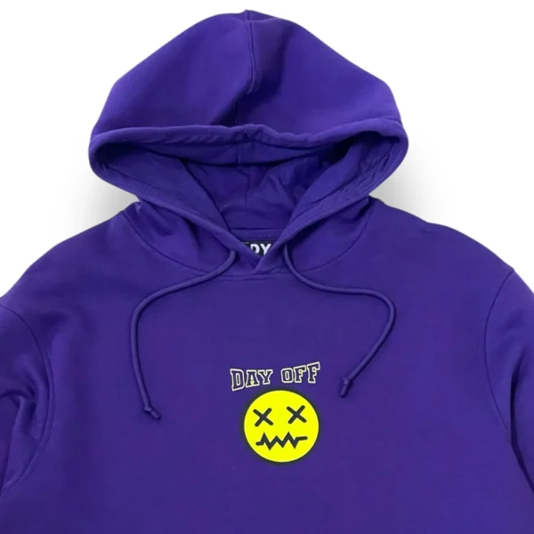 detalle del hoodie day off de color ultravioleta detalle del hoodie day off de color ultravioleta de ferdy ferdystreetwear