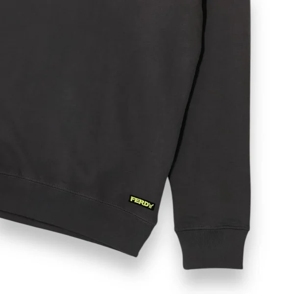 detalle de la sudadera sin capucha básica color gris asfalto detalle de la sudadera sin capucha básica color gris asfalto de ferdy ferdystreetwear