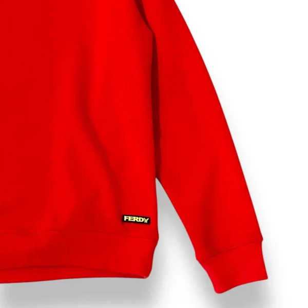 detalle de la manga de la sudadera sin capucha básica color rojo detalle de la manga de la sudadera sin capucha básica color rojo de ferdy ferdystreetwear