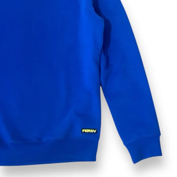 detalle de la sudadera sin capucha básica color azul royal detalle de la sudadera sin capucha básica color azul royal de ferdy ferdystreetwear