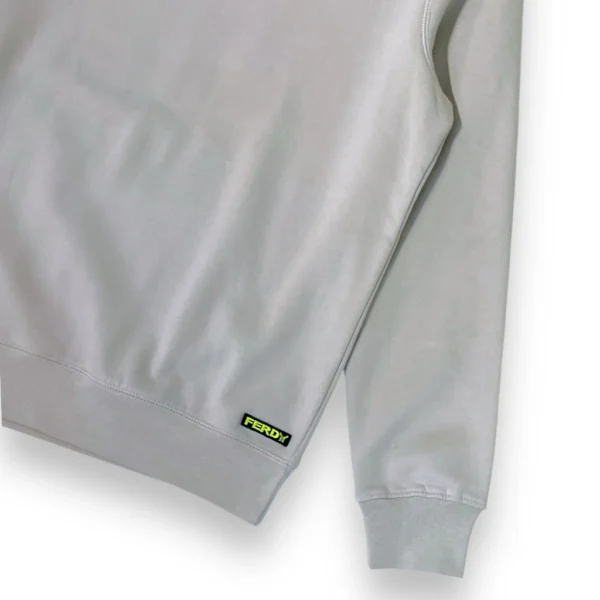 detalle de la sudadera sin capucha básica color gris humo detalle de la sudadera sin capucha básica color gris humo de ferdy ferdystreetwear