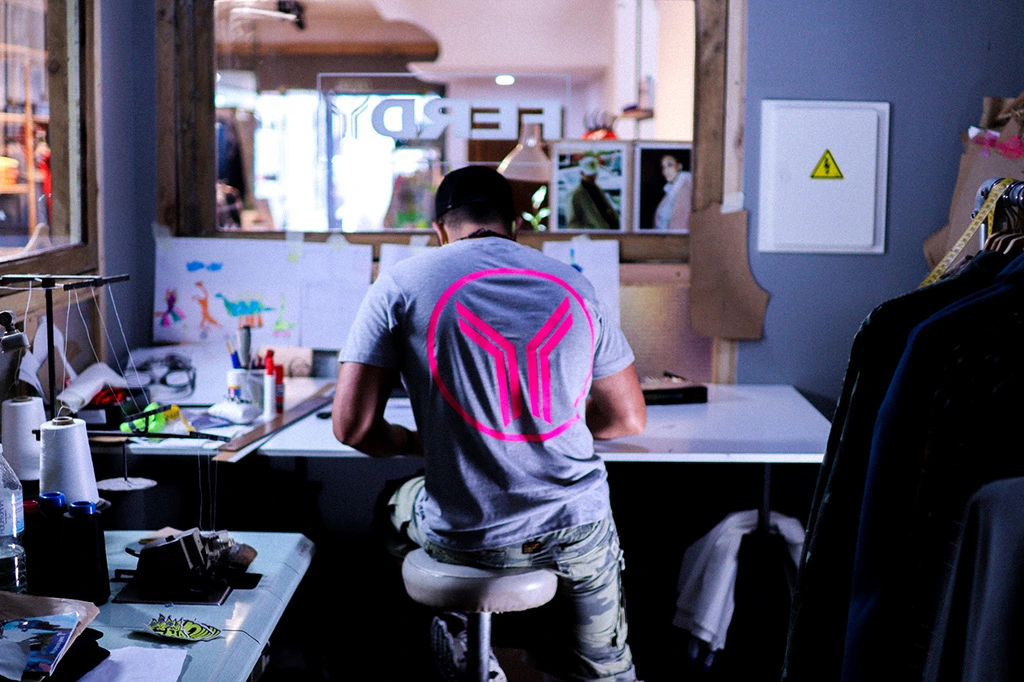 Ferdy ingeniando en su taller de ferdy ferdystreetwear