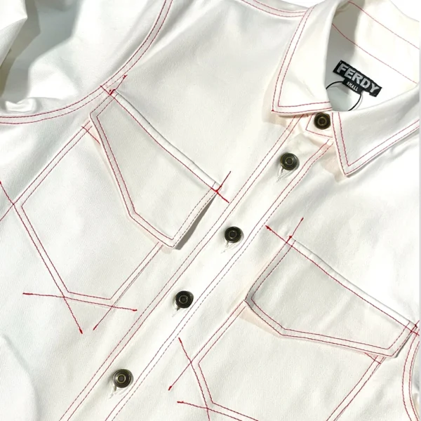 detalle de los botones de la sobrecamisa los cachelos de color blanco-off con costuras rojas de ferdy ferdystreetwear
