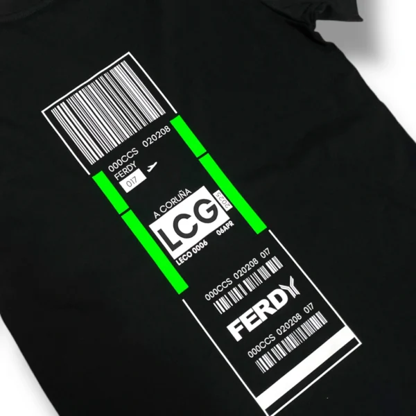 detalle de la espalda de la camiseta check in color negro detalle de la espalda de la camiseta check in color negro de ferdy ferdystreetwear