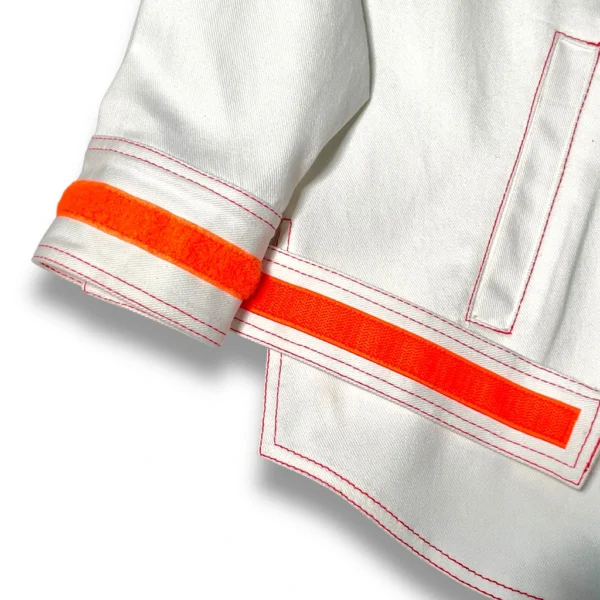 detalle de la manga de la sobrecamisa los cachelos de color blanco-off con costuras rojas de ferdy ferdystreetwear