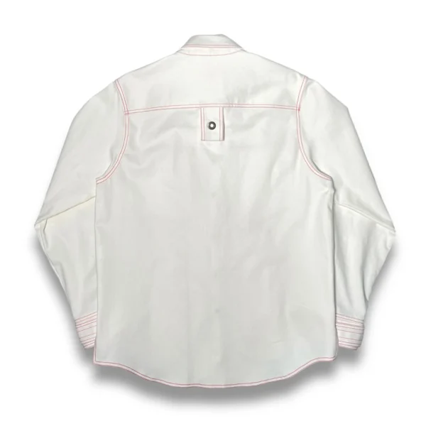espalda de la sobrecamisa los cachelos de color blanco-off con costuras rojas de ferdy ferdystreetwear