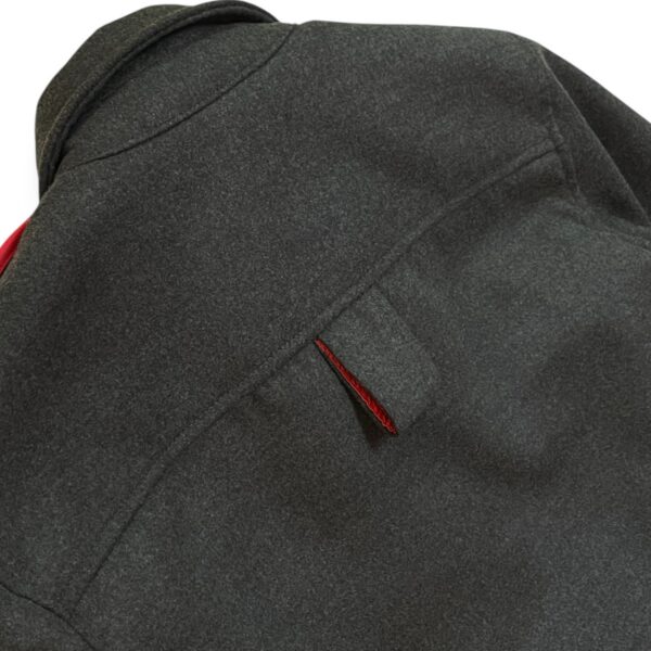 Chaqueta gris con forro guateado rojo