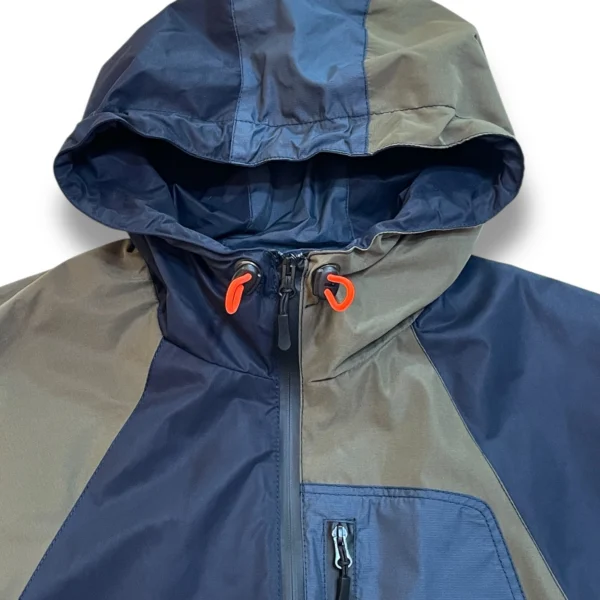 detalle de la capucha chaqueta impermeable verde y azul de ferdystreetwear