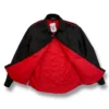 detalle de la chaqueta gris con forro guateado rojo de ferdystreetwear
