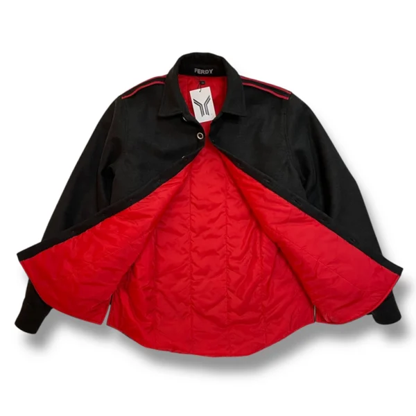detalle de la chaqueta gris con forro guateado rojo de ferdystreetwear