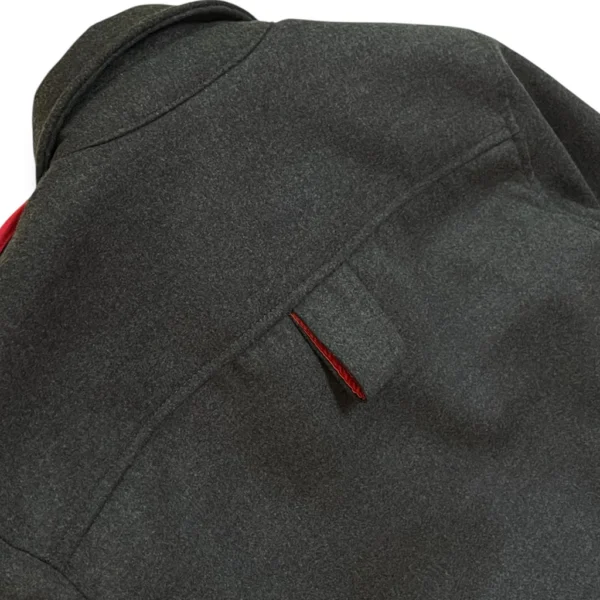 detalle de la espalda chaqueta gris con forro guateado rojo de ferdystreetwear