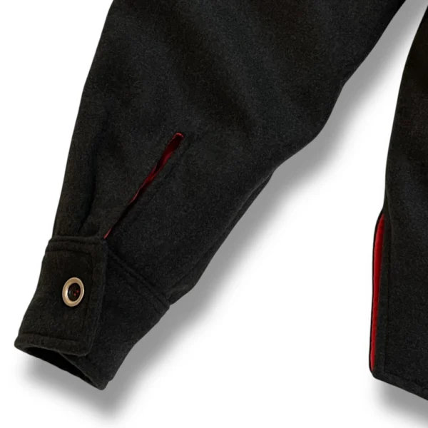 detalle de la manga chaqueta gris con forro guateado rojo de ferdystreetwear