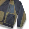 detalle de la manga chaqueta impermeable verde y azul de ferdystreetwear