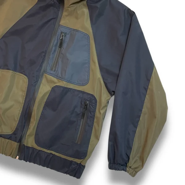 detalle de la manga chaqueta impermeable verde y azul de ferdystreetwear