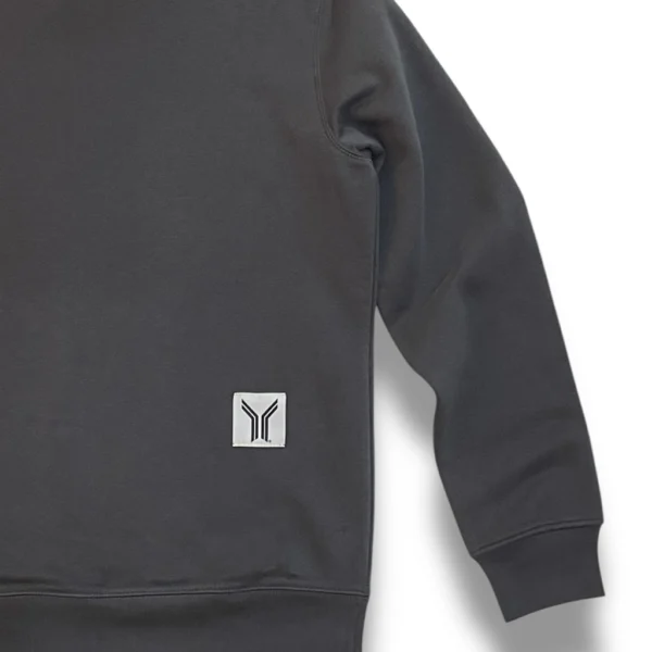 detalle de la manga de la sudadera sin capucha básica gris asfalto de ferdystreetwear