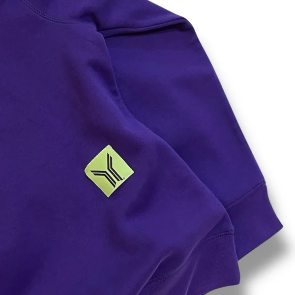 detalle de la sudadera sin capucha básica morada detalle de la sudadera sin capucha básica morada de ferdystreetwear