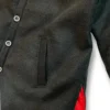 detalle del bolsillo chaqueta gris con forro guateado rojo de ferdystreetwear