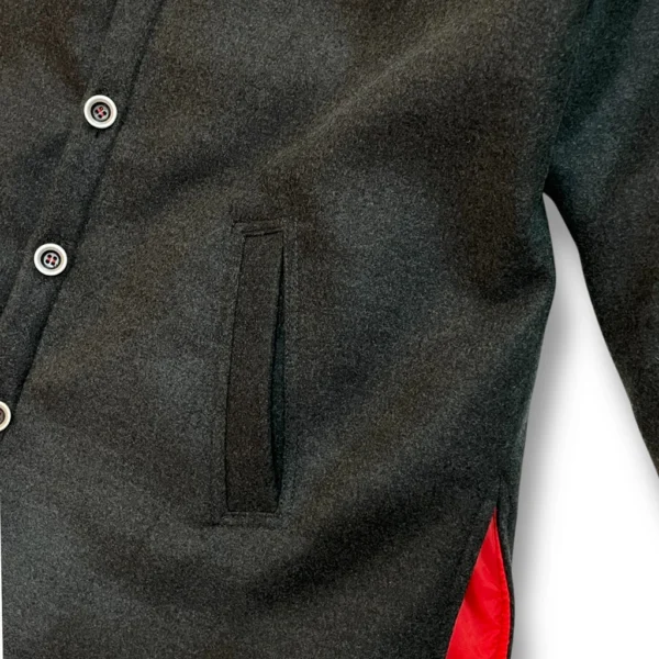 detalle del bolsillo chaqueta gris con forro guateado rojo de ferdystreetwear