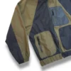 detalle del bolsillo chaqueta impermeable verde y azul de ferdystreetwear