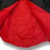 detalle del forro guateado chaqueta gris con forro guateado rojo de ferdystreetwear