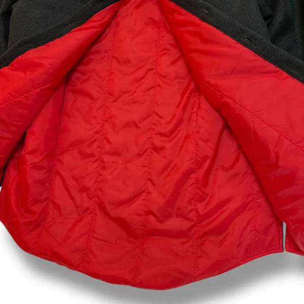 detalle del forro guateado chaqueta gris con forro guateado rojo de ferdystreetwear