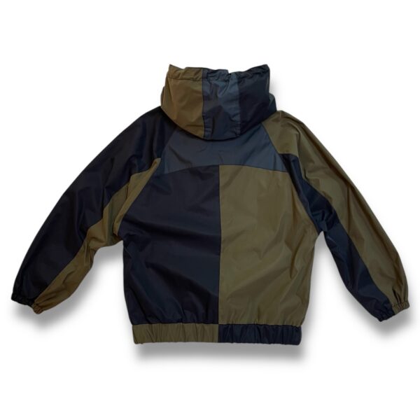 espalda de la chaqueta impermeable verde y azul de ferdystreetwear