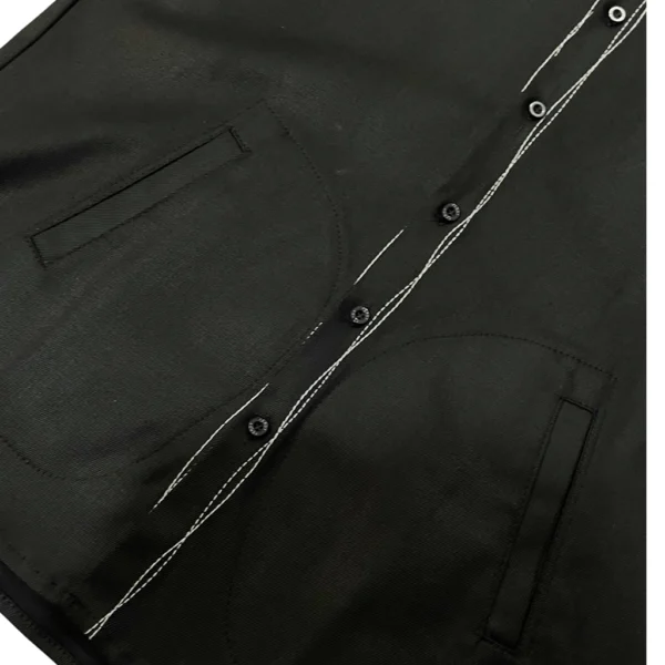 detalle de la botonera sobrecamisa denim encerado negro con costuras irregulares de ferdystreetwear